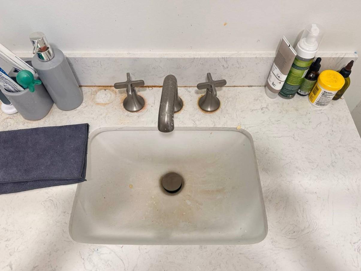 Vanity & sink detail — before cleaning